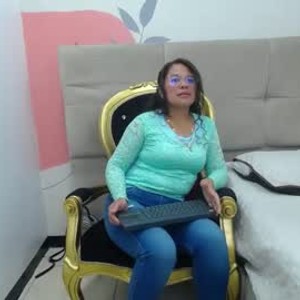 girlsupnorth.com esmeralda_hotts livesex profile in latina cams