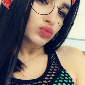 Emma77777's MyFreeCams show and profile