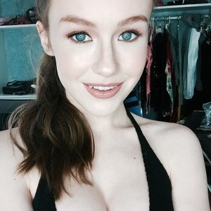 EmilyBloom's MyFreeCams show and profile