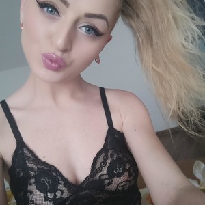 hottieella's MyFreeCams show and profile