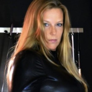LadyHuntress's MyFreeCams show and profile
