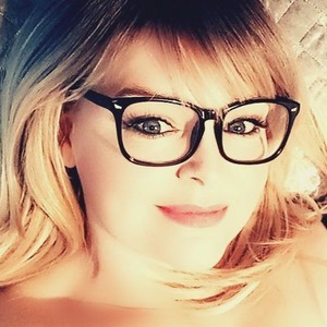 girlsupnorth.com LucieLowe livesex profile in housewife cams