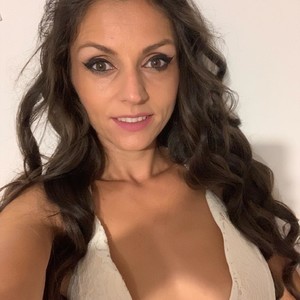 ClaudiaSexxyy's MyFreeCams show and profile