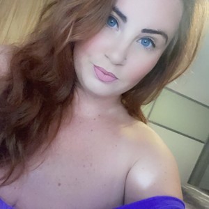 girlsupnorth.com FluffyGalore livesex profile in busty cams
