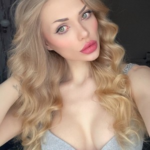 AmelieDivine's MyFreeCams show and profile