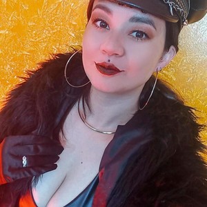 girlsupnorth.com Lia_izumy livesex profile in leather cams