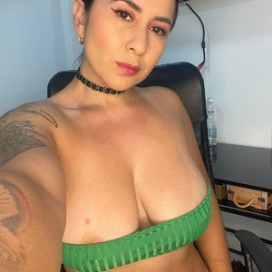 ShainaTorn's MyFreeCams show and profile