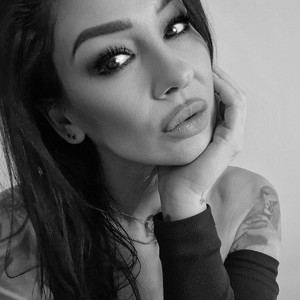 Xenthia's MyFreeCams show and profile