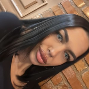 girlsupnorth.com ScarlettXstar livesex profile in leather cams