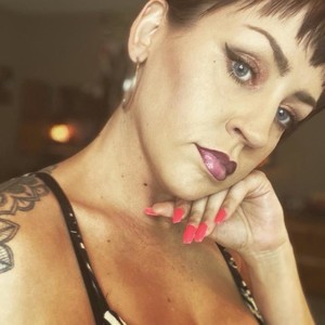 Evelynlawless's MyFreeCams show and profile