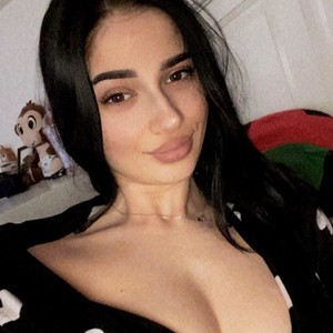 girlsupnorth.com SellenaCarter livesex profile in Young cams
