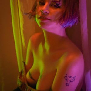girlsupnorth.com SalomeV livesex profile in Tattoos cams