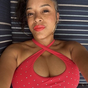 sleekcams.com Caramelqueene livesex profile in busty cams