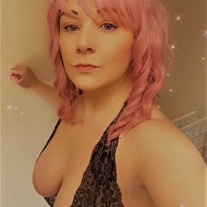 CurvyBrrit's MyFreeCams show and profile