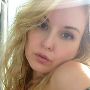 elivecams.com BluEyedVenus livesex profile in flexible cams