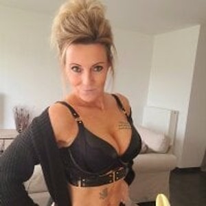 sleekcams.com Louise-Milf livesex profile in mature cams