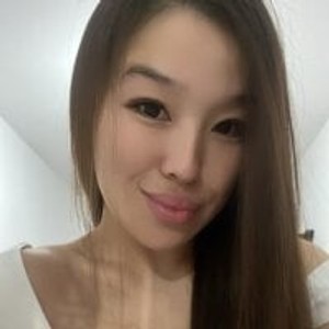 yumi_lim webcam profile pic