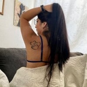 girlsupnorth.com Karla_hernandez livesex profile in housewives cams