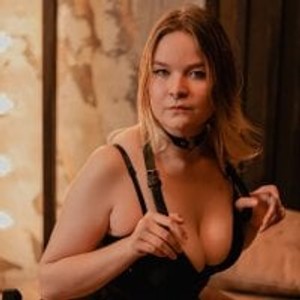 girlsupnorth.com Emi1y_lee livesex profile in pegging cams