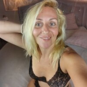 sexcityguide.com StormIrene livesex profile in kissing cams