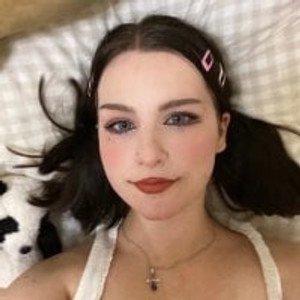 livesexr.com MadelineMilk livesex profile in bedroom cams