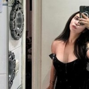 girlsupnorth.com QueenAmira livesex profile in housewives cams