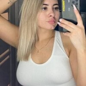 sexcityguide.com CarolLeev livesex profile in public cams