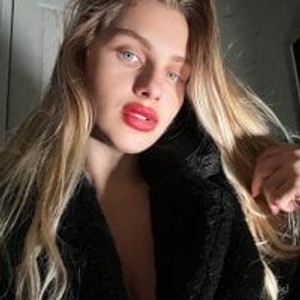 onaircams.com Curvyfrench livesex profile in bigass cams