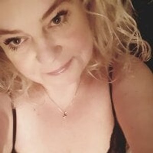 girlsupnorth.com LoisLanely livesex profile in mature cams