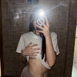 girlsupnorth.com lil_juliaa livesex profile in roleplay cams