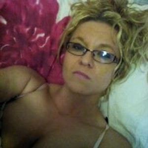 stripchat Lovemytulips69 webcam profile pic via girlsupnorth.com