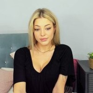pornos.live LilyBlondee livesex profile in office cams