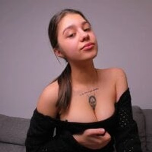 girlsupnorth.com NikkiBloomz livesex profile in hairy cams